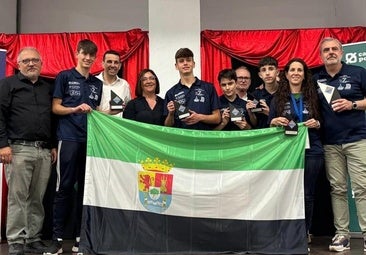 El equipo del instituto recogió su trofeo
