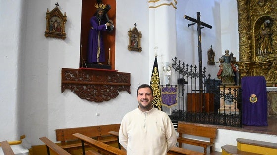 Antonio Ortiz ante la imagen del Nazareno
