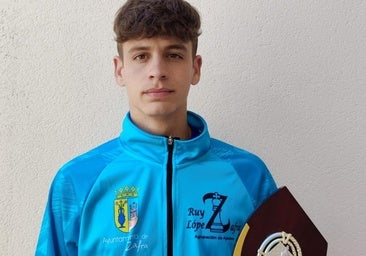 Raúl Gutiérrez Toro con su trofeo