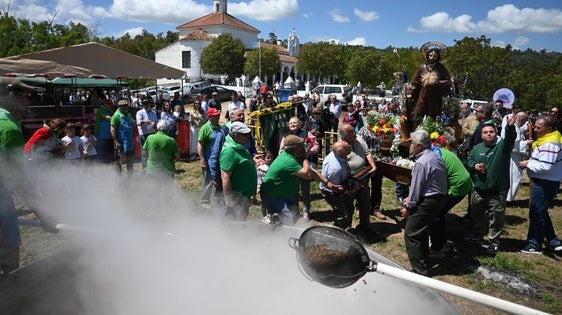 Procesión de San Isidro en 2025 ante el caldero de garbanzos