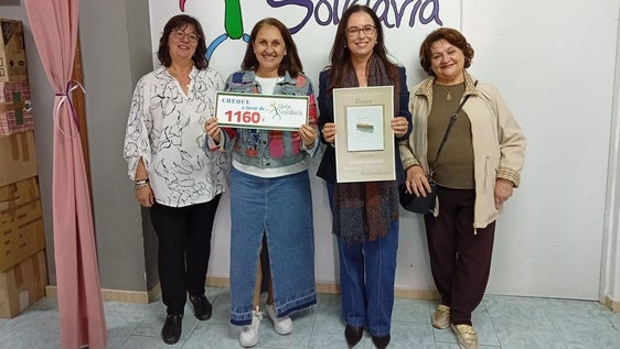 Entrega del cheque por parte de la artista a la ONG