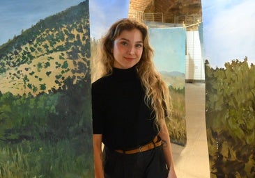 La artista en la exposición en Zafra