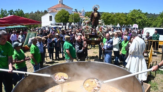 Bendición de la garbanzada durante la procesión de San Isidro