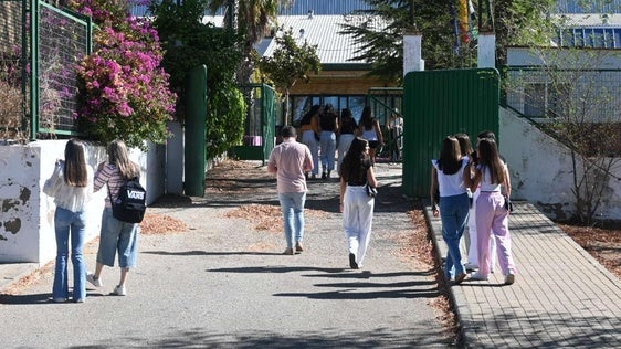 Foto de archivo de jóvenes entrando en uno de los institutos