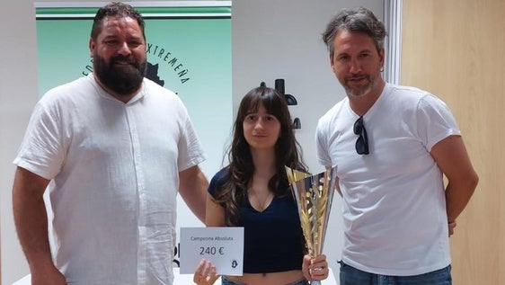 La joven ajedrecista recogiendo su trofeo y el premio