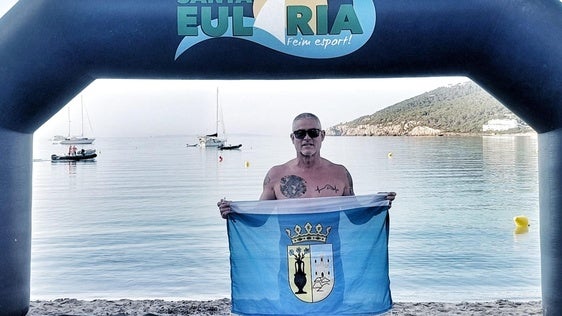 El nadador zafrense en Ibiza durante la competición