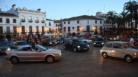 Saluda de los vehículos desde la Plaza Grande