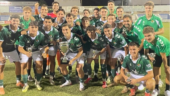 El equipo ganador con el trofeo