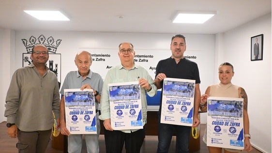 Presentación del trofeo en el Ayuntamiento