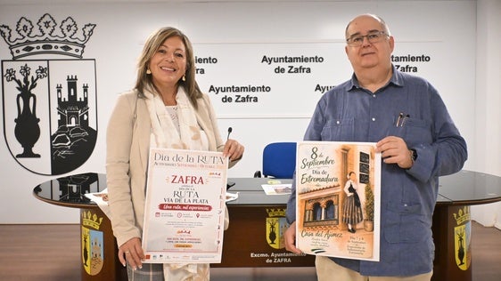 El alcalde y la directora de la Oficina de Turismo durante la presentación