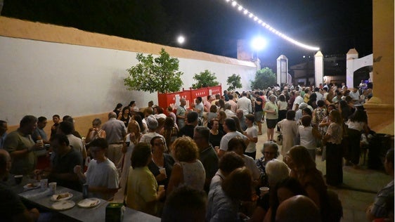 Ambiente durante la fiesta en el entorno de la iglesia