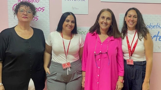 La presidenta y vicepresidenta de Zafra Solidaria junto a las trabajadoras sociales de la ONG Betania
