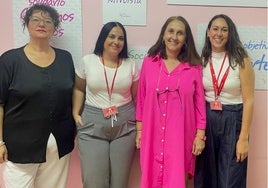 La presidenta y vicepresidenta de Zafra Solidaria junto a las trabajadoras sociales de la ONG Betania