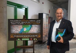El autor con su libro en el pabellón central