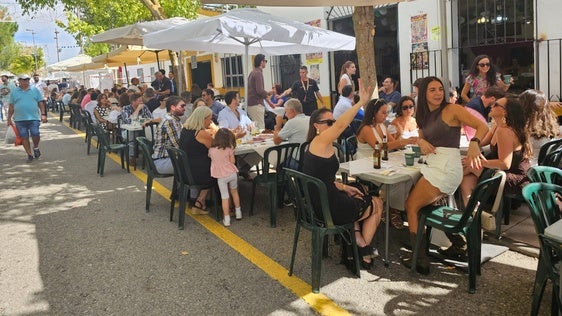 Clientes en las terrazas de la feria