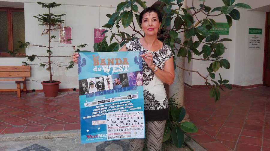 Antonia Toro posa con el cartel anunciador/ Irina Cortés
