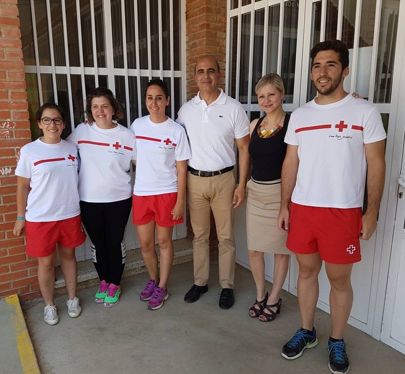Mayca Cabello posa junto al alcalde y los voluntarios