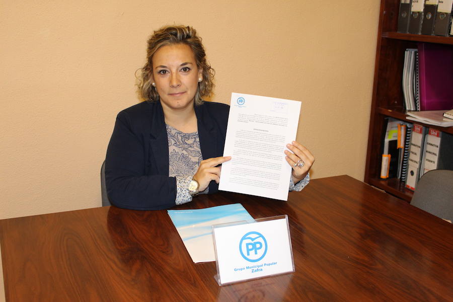 La concejala Mercedes Fernández Bote presenta la moción 