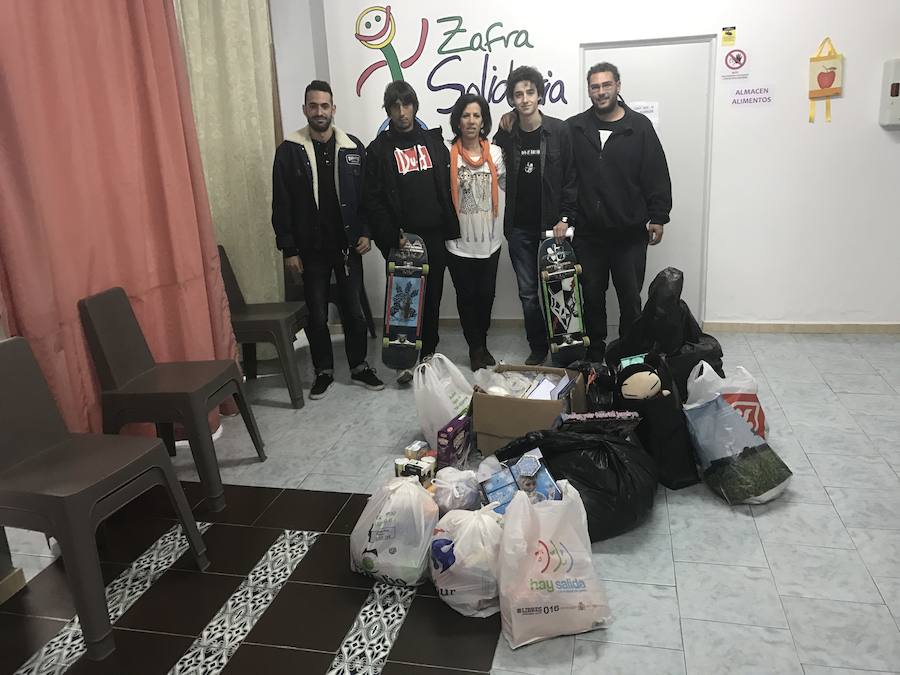 "Ayuda o deja Ayudar" recauda alimentos y juguetes para Zafra Solidaria