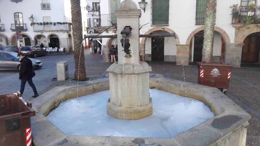 Espuma en la fuente de la plaza Grande
