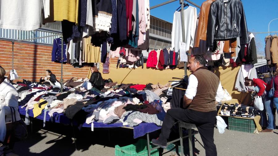 El buen tiempo anima la primera jornada del mercadillo tras las fiestas