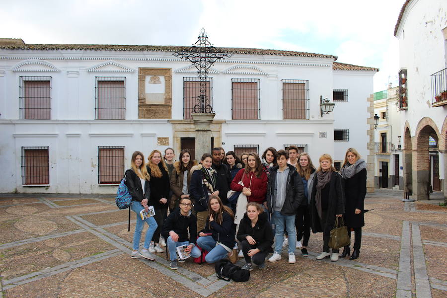 Alumnos franceses en la plaza Chica 