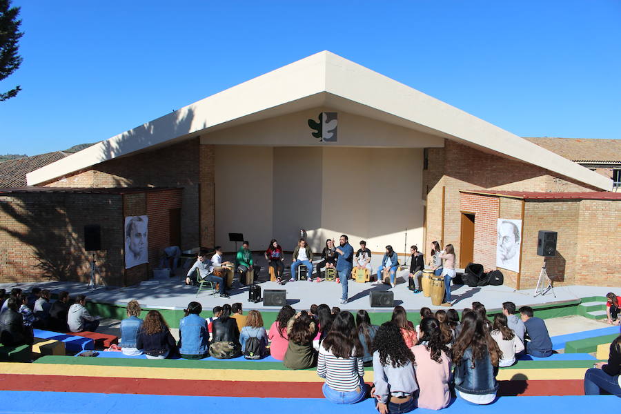 Taller de percusión en el renovado anfiteatro 