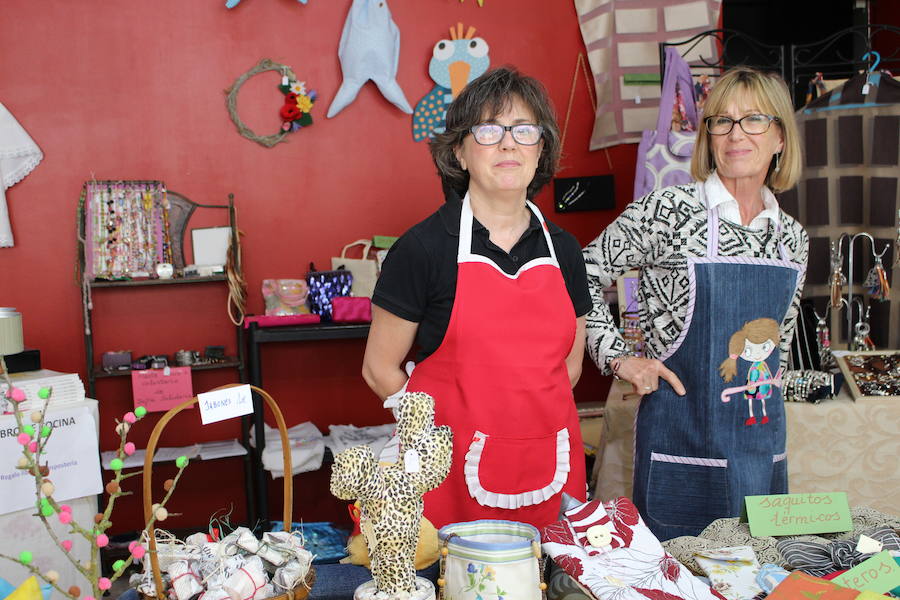 Dos voluntarias de Zafra Solidaria en el Mercadillo de Artesanía 