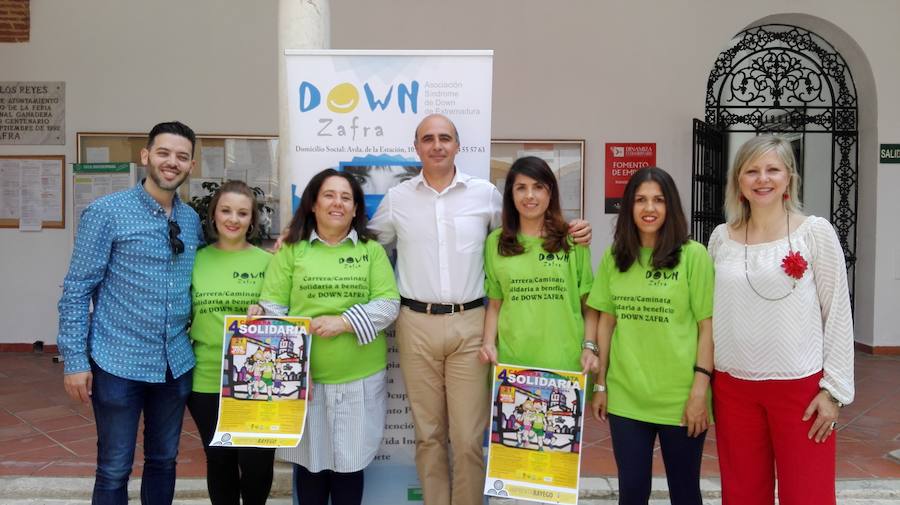 Miembros de Down Zafra con concejales y el alcalde de Zafra 