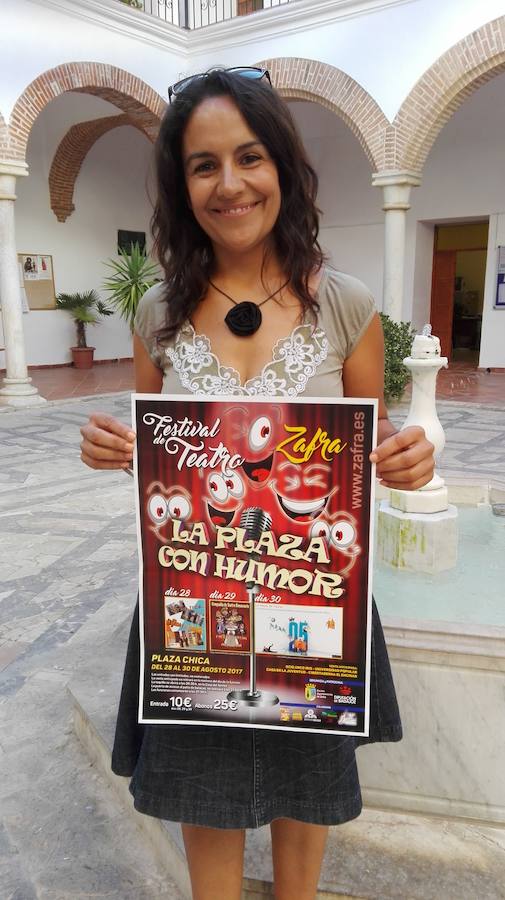 Monreal sostiene el cartel de la actividad 