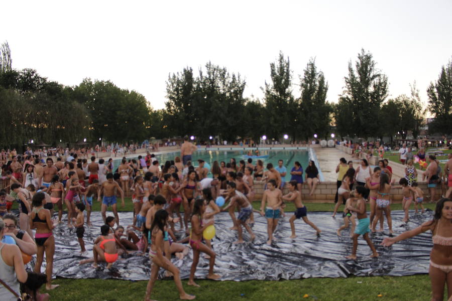 Juegos alrededor de la piscina 