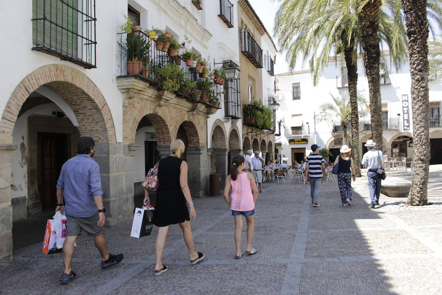 Turistas pasean por la plaza Grande 