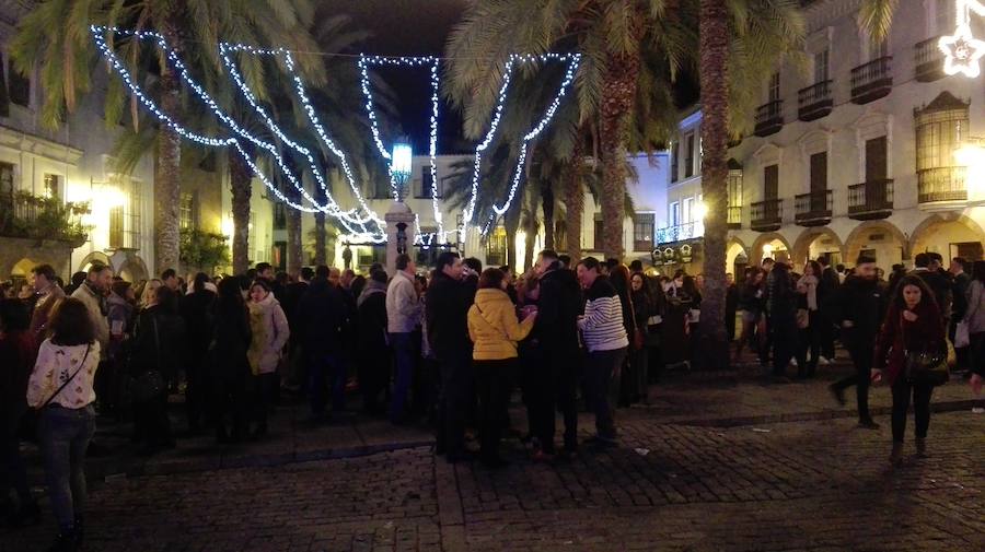 Los zafrenses pasan la tarde de Nochebuena en las plazas porticadas