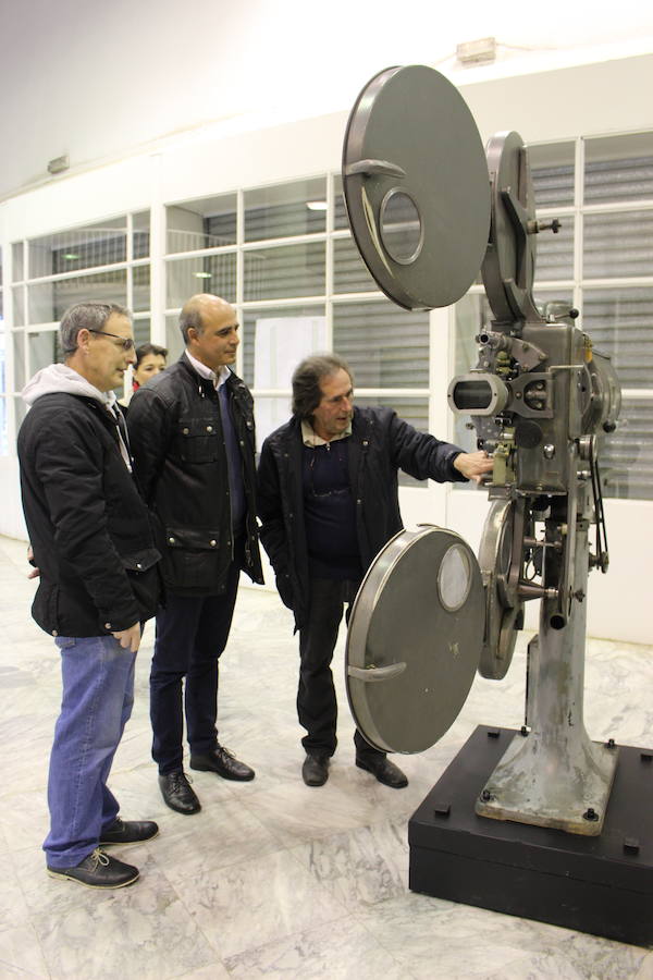 Presentado el segundo de los proyectores de cine recuperados de la plaza de toros