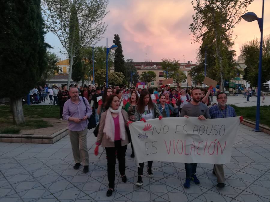 Zafra Violeta se concentra en contra de la libertad de 'La Manada'