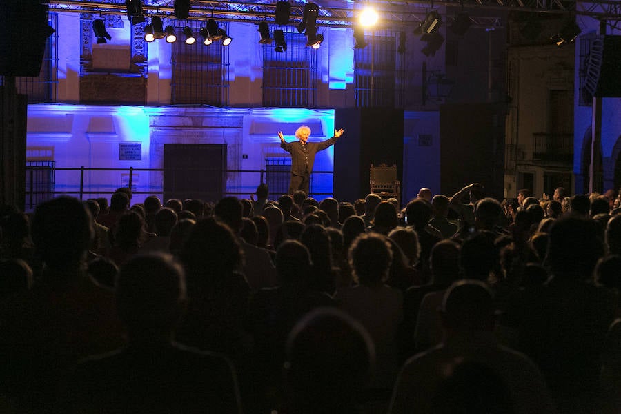 "El Brujo" hechiza a los espectadores de la Plaza con Humor