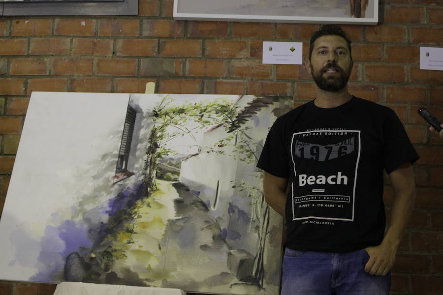 El ganador junto a su obra 