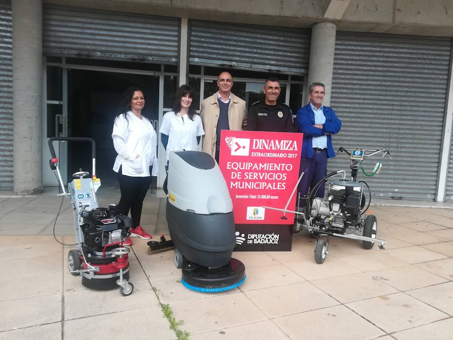 Trabajadores y el alcalde posan con las nuevas adquisiciones 