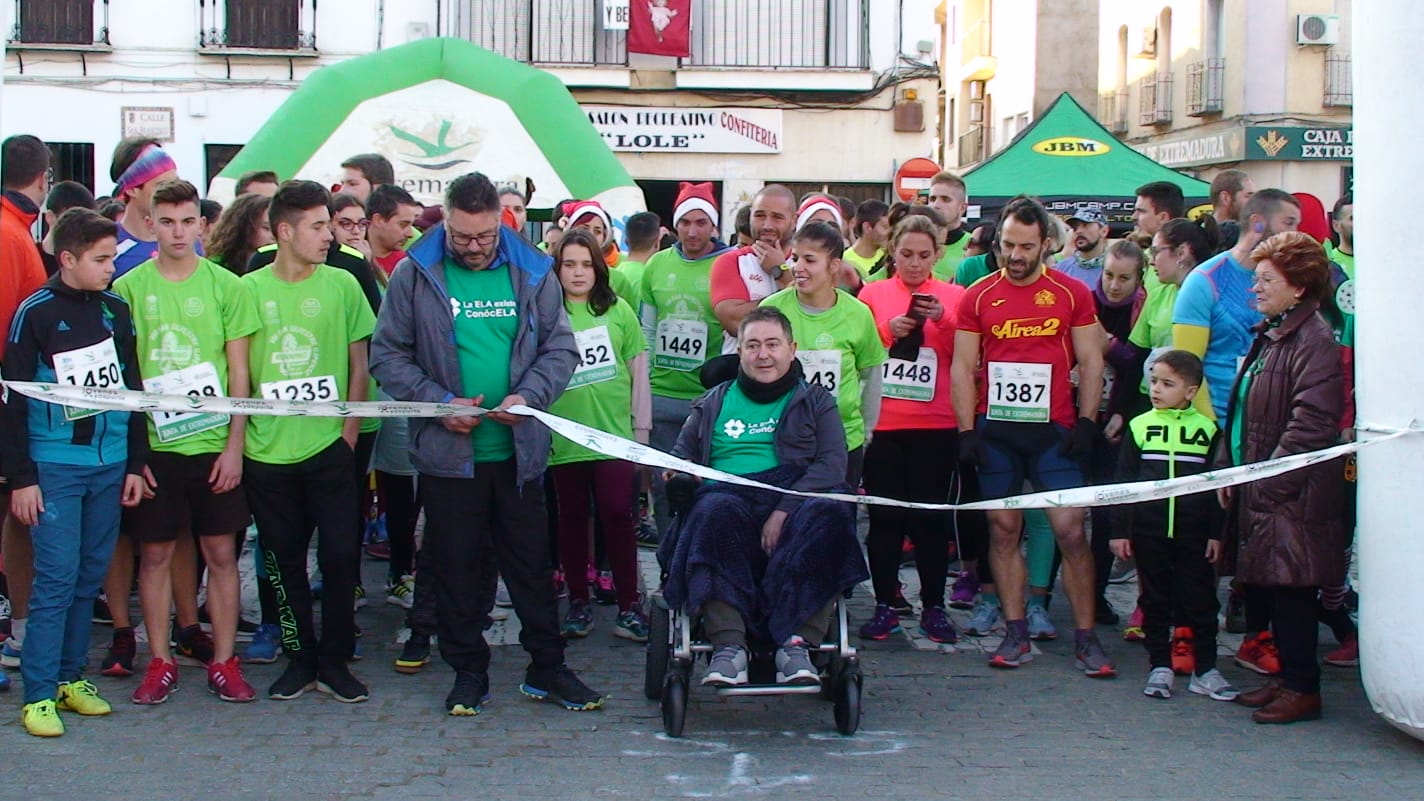 Jose, enfermo de ELA, fue el encargado de inaugurar la carrera cortando la banda. :: 