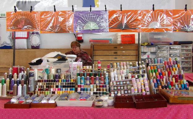 Llegaron más de una veintena de peustos con materiales de costura 