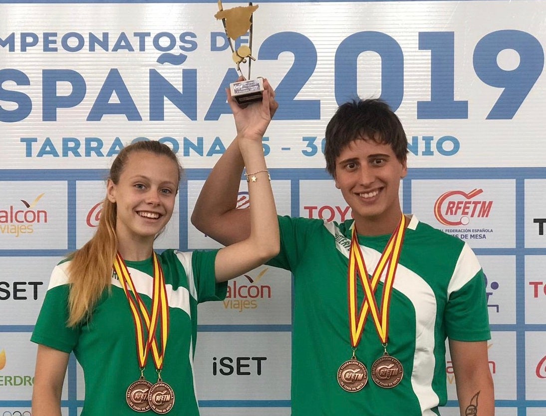 Laura con su entrenador, Matías Dávila, en el campeonato de España 