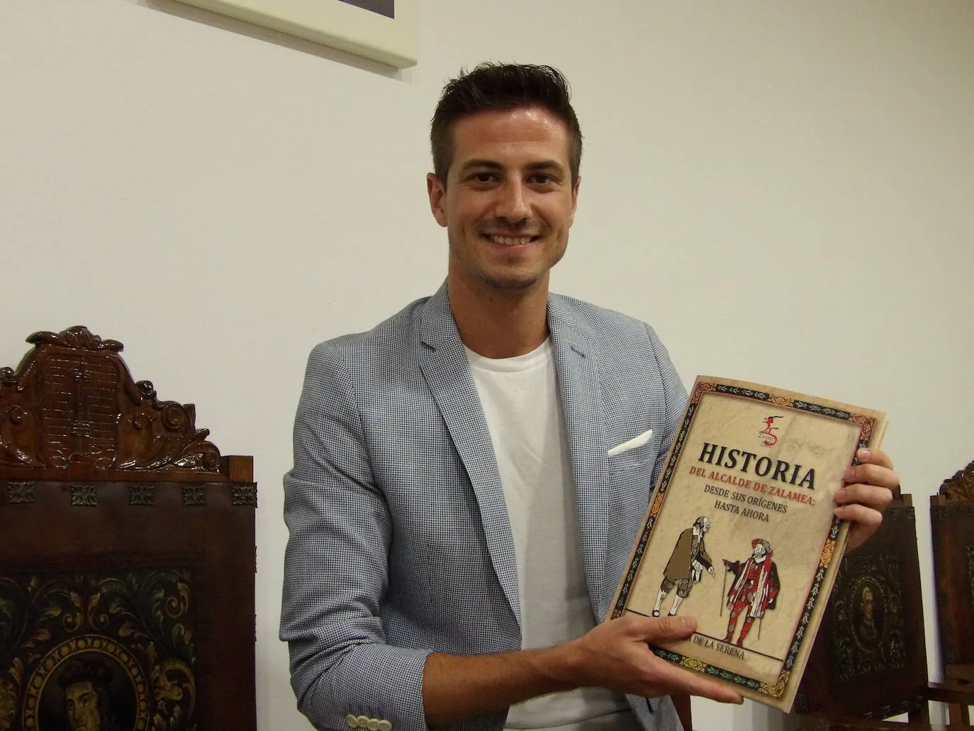 Juan Pedro Sánchez mostrando el libro en su presentación. 