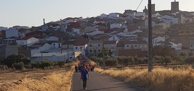 Los senderistas dejando el pueblo atrás dirección a la Charca 