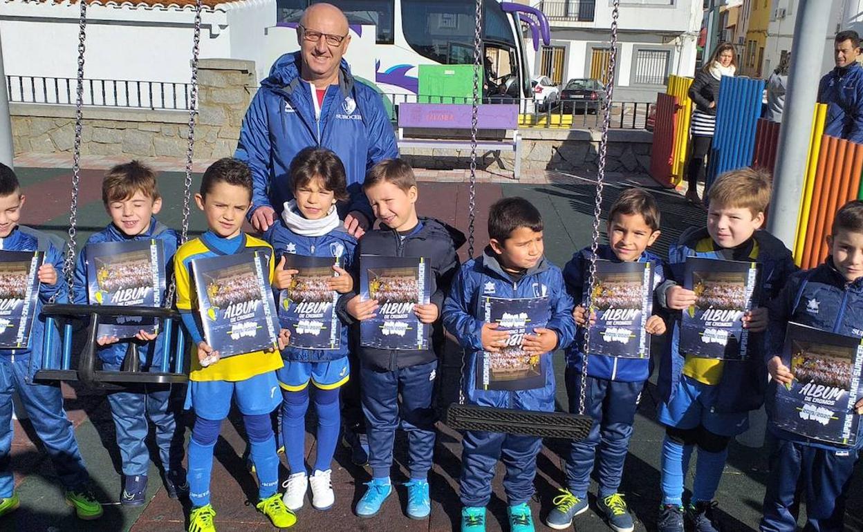 Jugadores del Ilipense con el álbum de cromos 