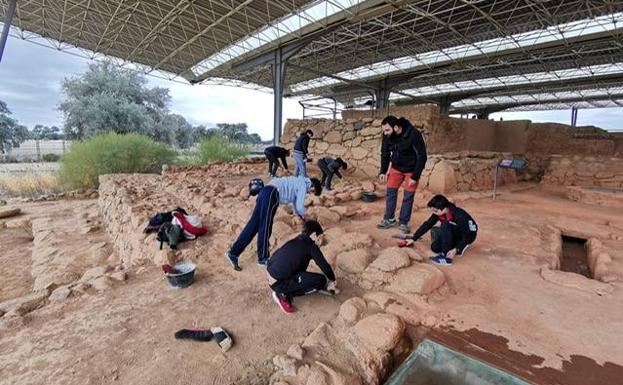 Alumnos realizando actividades sobre arqueología 
