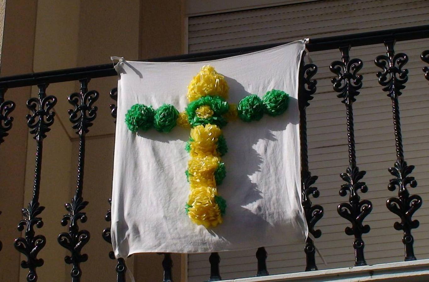 Cruz de mayo en el balcón 