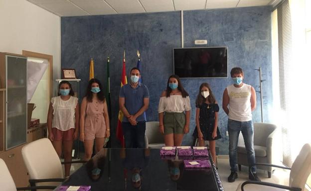 El alcalde con las alumnas con mejores expediente del colegio 