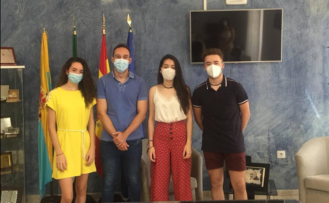 El Alcalde con los alumnos 