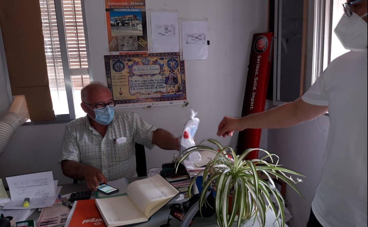 El Ayuntamiento de Zalamea reparte mascarillas e hidrogeles a las empresas locales