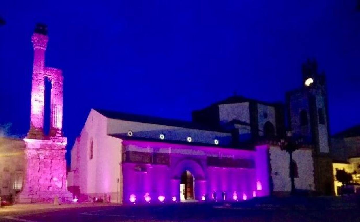 Zalamea se ilumina de rosa para conmemorar el Día Internacional contra el Cáncer de Mama